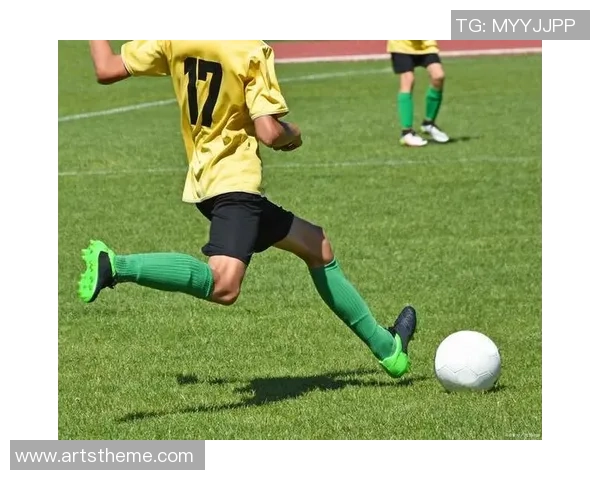 后鞭腿足球明星的传奇之路与技术解析揭秘